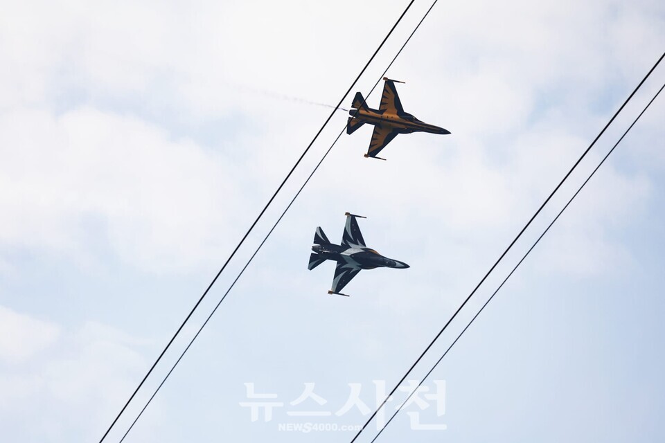 2023 사천에어쇼에서 공군특수비행팀 블랙이글스가 화려한 곡예비행을 선보였다.