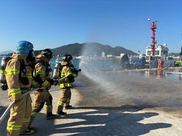 사천해경과 유관기관들이 11월 2일 삼천포 신항 오염사고에 대비한 종합 훈련을 진행했다.(사진=사천해경)