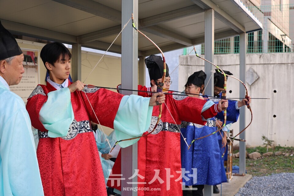 사천향교에서 국궁 향사례 체험 중인 학생들.