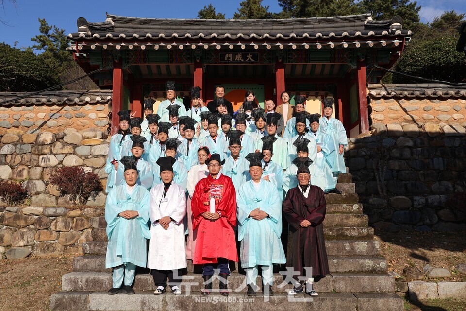 사천향교 대성전 앞 단체사진 촬영 모습.