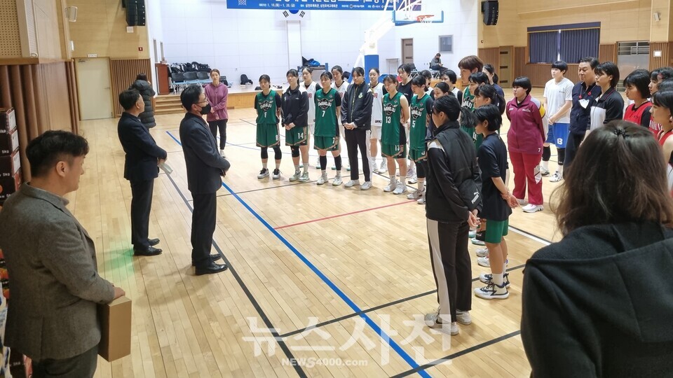  올해 1월에는 현재 5개 종목 87개 팀(태권도 23, 유도 30, 농구 28, 축구 5, 야구 1) 총 1101명이 사천에서 전지훈련을 하고 있다. 사천시의 여자 농구팀 격려 모습.