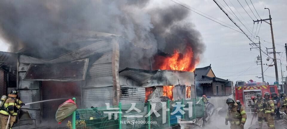 1월 31일 오전 9시 30분께 사천시 송포동 한 조립식 창고에서 화재가 발생했다. (사진=사천소방서)