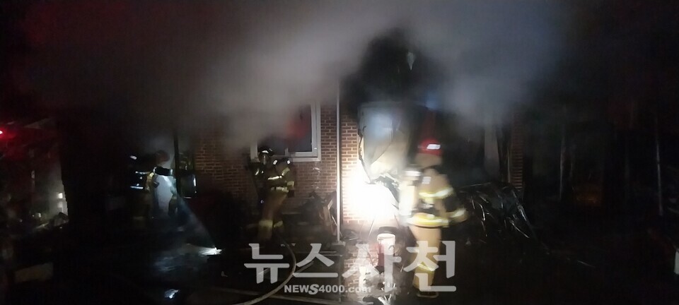 2월 15일 오전 5시 11분경 사천시 정동면 소곡리에 있는 한 주택에서 불이 나 주택이 전소됐다. 사진은 소방대원들의 화재진압 모습.(사진=사천소방서)