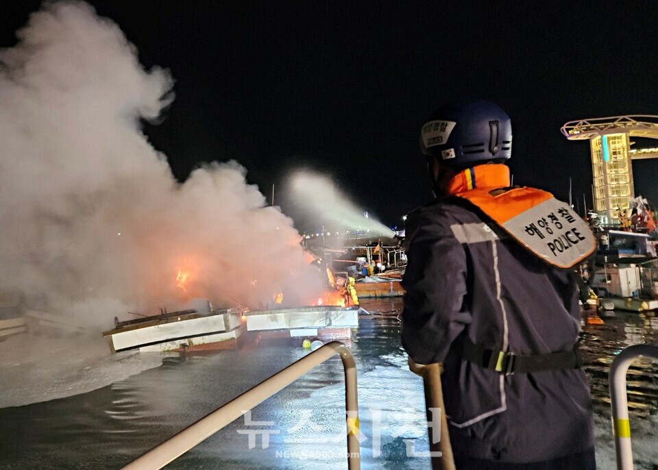 24일 저녁 삼천포항에 계류 중이던 선박에서 화재가 발생해 배 3척이 불에 탔다. 다행히 인명피해는 없었다.사진은 사천해경이 선박 화재를 진압하고 있는 모습. (사진=사천해경)
