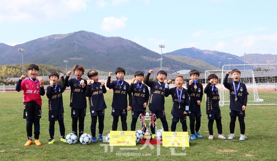 사천 조동석 축구교실이 ‘2024년 KYFF 전국유소년축구페스티벌’에서 U-9(9세 이하) 부문 우승했다. 올해 대회는 지난 24일부터 26일까지 경남 거제시 일원에서 국내·외 78개 팀이 참가한 가운데 열렸다.
