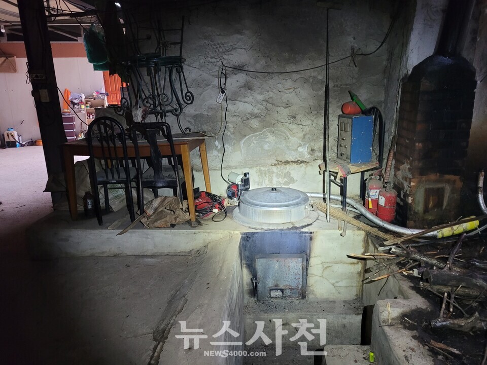 2월 29일 오후 사천시 곤명면 한 주택 황토방에서 일가족 4명이 일산화탄소에 중독되는 사고가 발생했다. 사진은 해당 주택 아궁이 모습.(사진=사천경찰서)