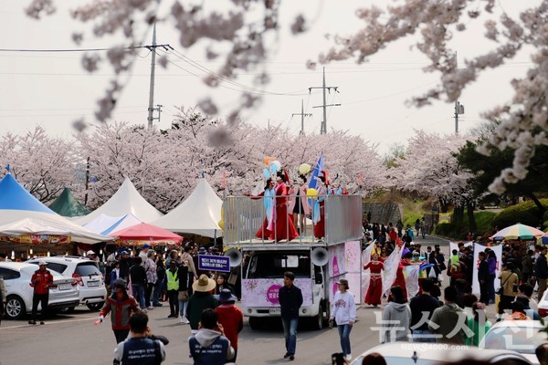 오는 3월 30일과 31일 이틀동안 용현면 선진리성 일원에서 2024 선진리성벚꽃축제가 열린다.  사진은 2019년 벚꽃축제 가장행렬.