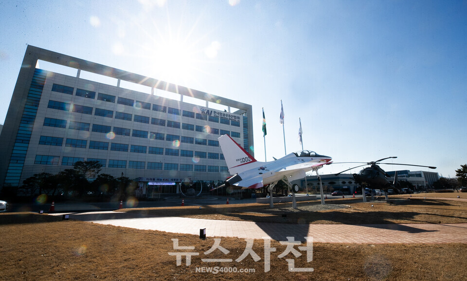 사천에 본사를 둔 한국항공우주산업(주)(KAI)가 2024년 상반기 대규모 신입사원 공개채용에 나선다고 5일 밝혔다.  KAI 본사 본관 건물 전경.