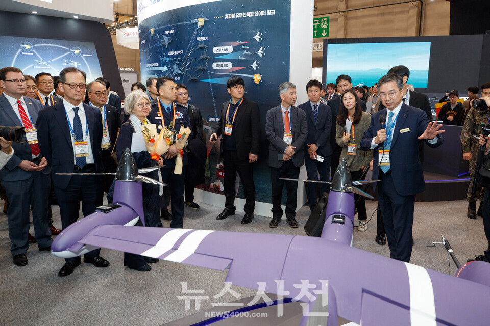 한국항공우주산업㈜(KAI)이 ‘2024 드론쇼 코리아(Drone Show Korea)’에 참가해 유·무인전투기와 무인기전투기, 위성까지 결합한 미래 공중전투체계를 선보이고 있다.(사진=KAI)