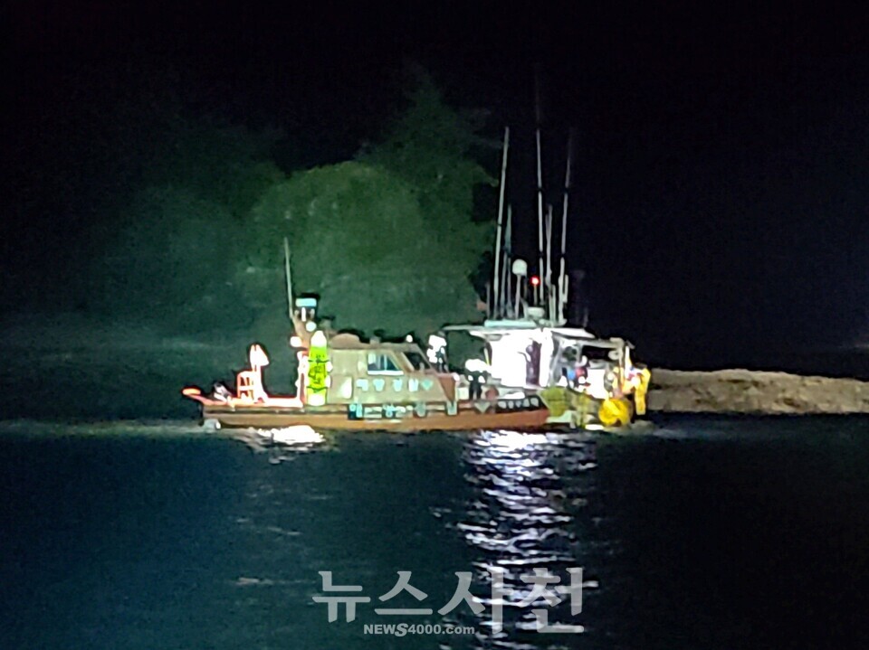 사천해양경찰서(서장 장수표)가 9일 새벽 사천시 씨앗섬 북서방 인근 해상에서 좌초된 어선을 구조했다. (사진=사천해경)
