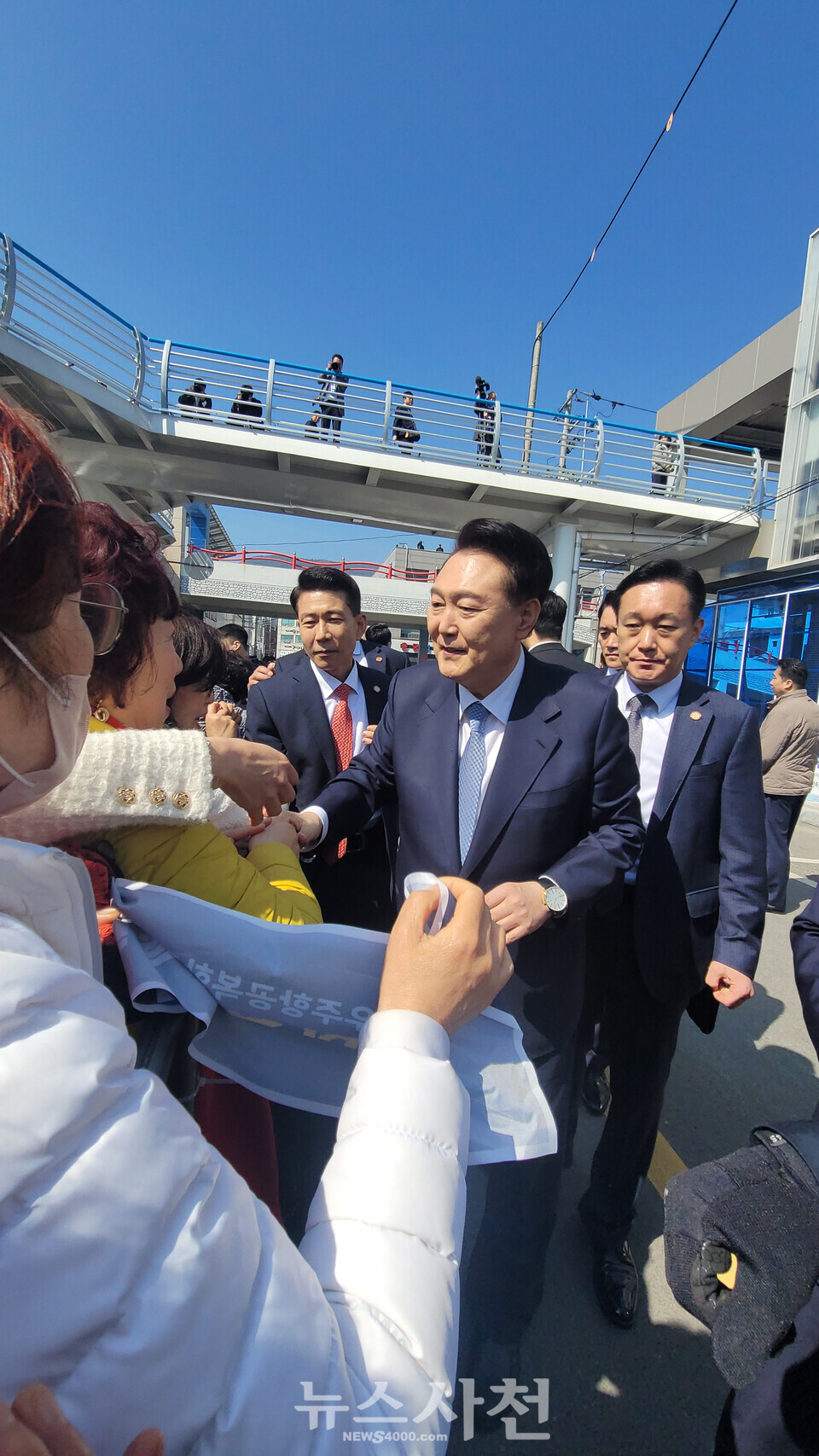 13일 낮 윤석열 대통령이 삼천포용궁수산시장 일원을 방문해 시장 상인들을 격려했다.