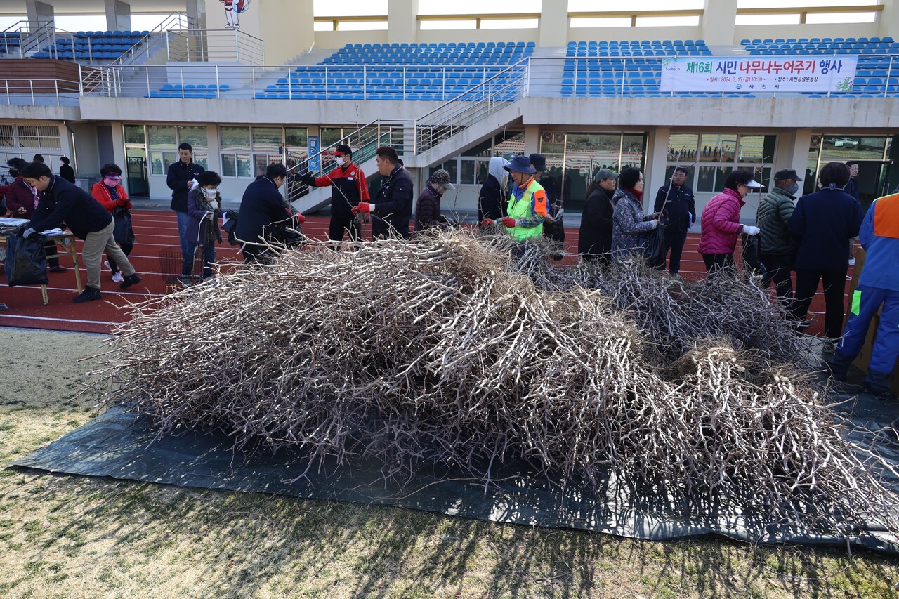 사천시가 제79회 식목일을 앞두고 3월 15일 ‘2024년 나무나누어주기 행사’를 진행했다.