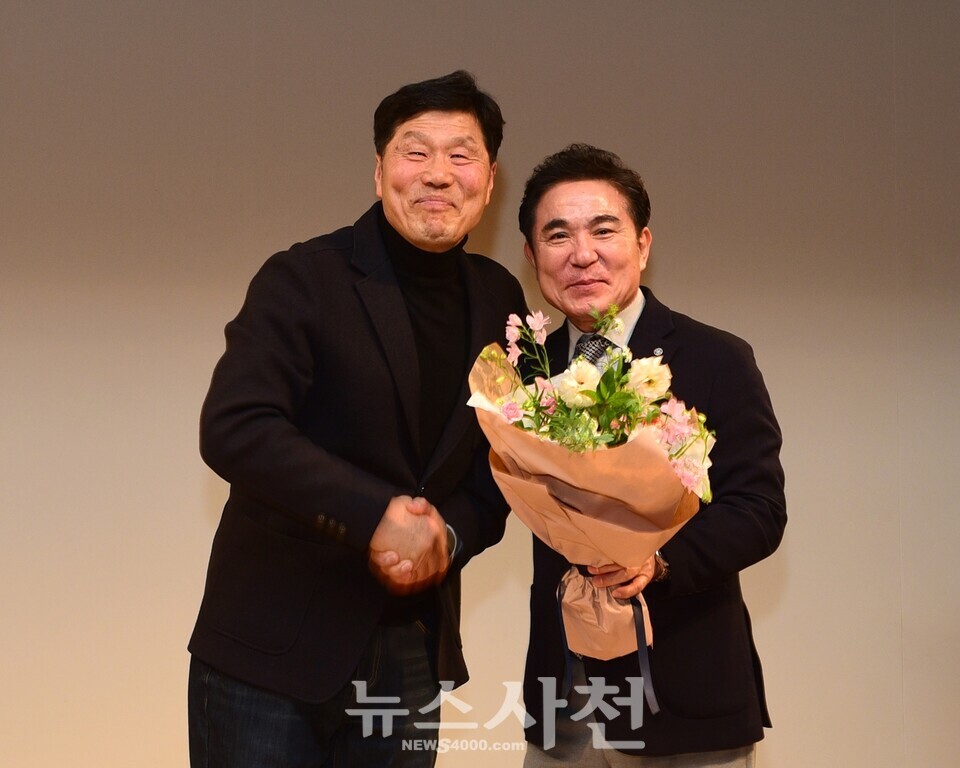 이날 김용주 이임 회장이 이창남 신임 회장에게 꽃다발을 건넸다. 사진 왼쪽부터 김용주, 이창남 회장.