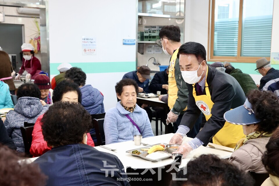 박동식 사천시장이 지난 18일 삼천포노인복지관을 방문해 급식 봉사활동을 펼쳤다.(사진=사천시)