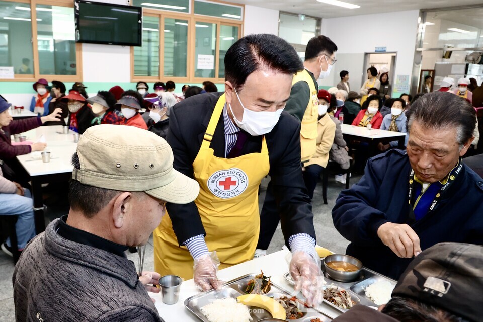  박동식 사천시장이 지난 18일 삼천포노인복지관을 방문해 급식 봉사활동을 펼쳤다.(사진=사천시)