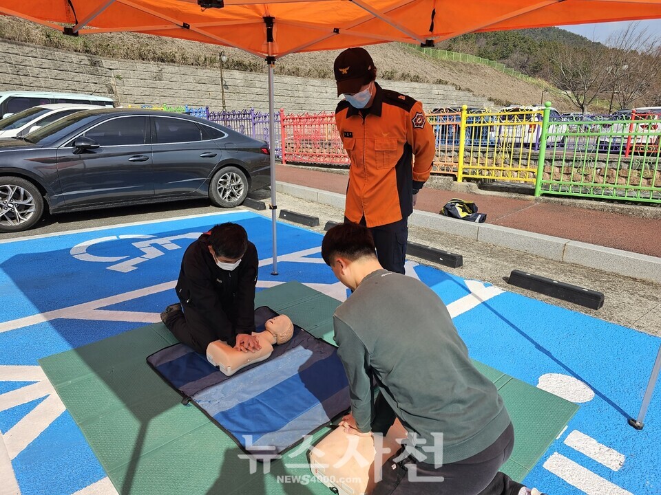 사천소방서가 지난 16일 사천시문화예술회관 주차장에서 심폐소생술 체험을 진행했다.(사진=사천소방서)