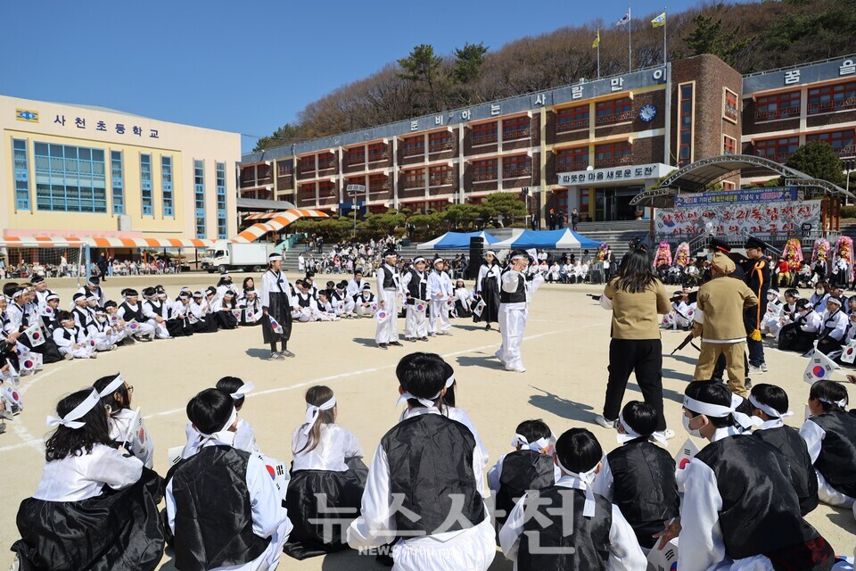 105년 전 사천읍 독립만세 의거를 재현하고 있는 사천초등학교 학생들.