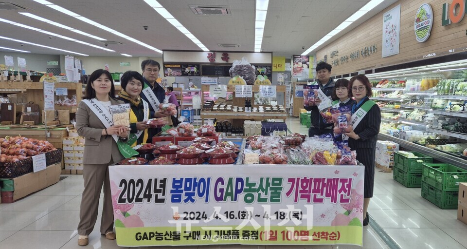 [동네 이모저모] 농관원·용현농협, 우수관리인증 농산물 기획판매전 외 < 사회 < 기사본문 - 뉴스사천 [동네 이모저모] 농관원·용현농협... 