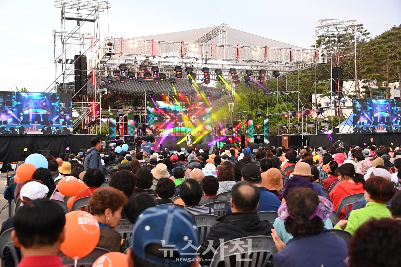 4월 26일 저녁 사천시청 광장에서 제26회 사천 와룡문화제의 화려한 막이 올랐다.