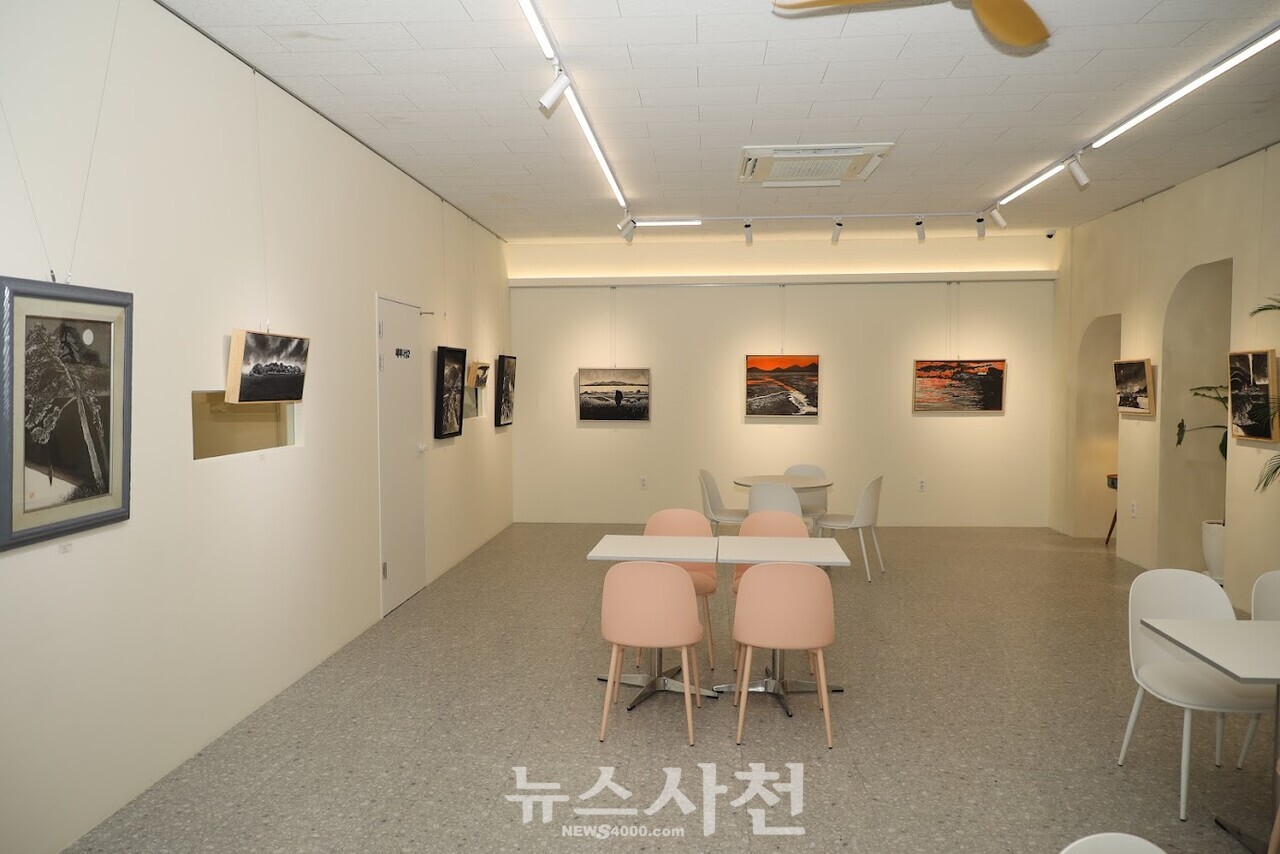 실버카페서 만나는 묵묵한 풍경 < 사람과 사람 < 문화/스포츠 < 기사본문 - 뉴스사천 먹빛 풍경에 담긴 일상의 감동... 실버카페서 만나는 묵묵한... 