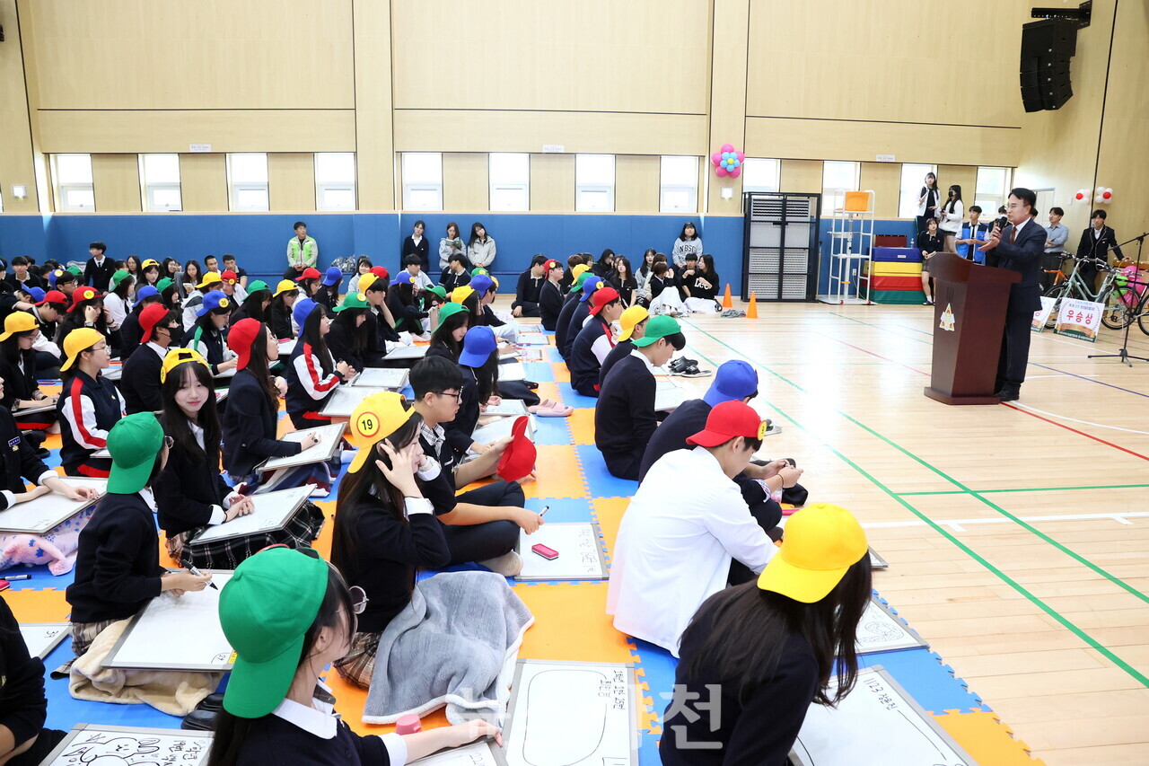 사천시 지속가능발전협의회(회장 조선구)가 10월 28일 사천고등학교 강당에서 '2024년 단 하나의 지구를 위한 도전! 환경 골든벨'을 열었다.(사진=사천시)