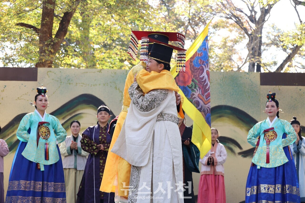 천년의 감동 재현... 능화마을서 고려 현종 부자상봉 축제 열려
