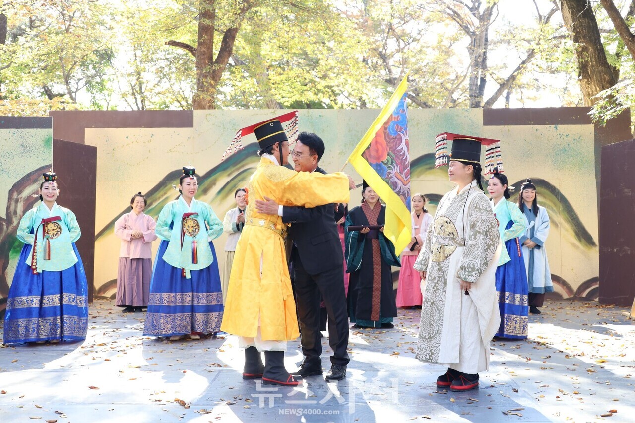 천년의 감동 재현... 능화마을서 고려 현종 부자상봉 축제 열려