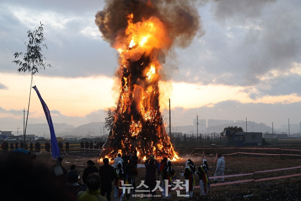 정월대보름 달집 활활···시민 안녕·소원성취 기원 < 생생뉴스 < 문화... 기사본문 - 뉴스사천 정월대보름 달집 활활···시민 안녕·소원성취 기원