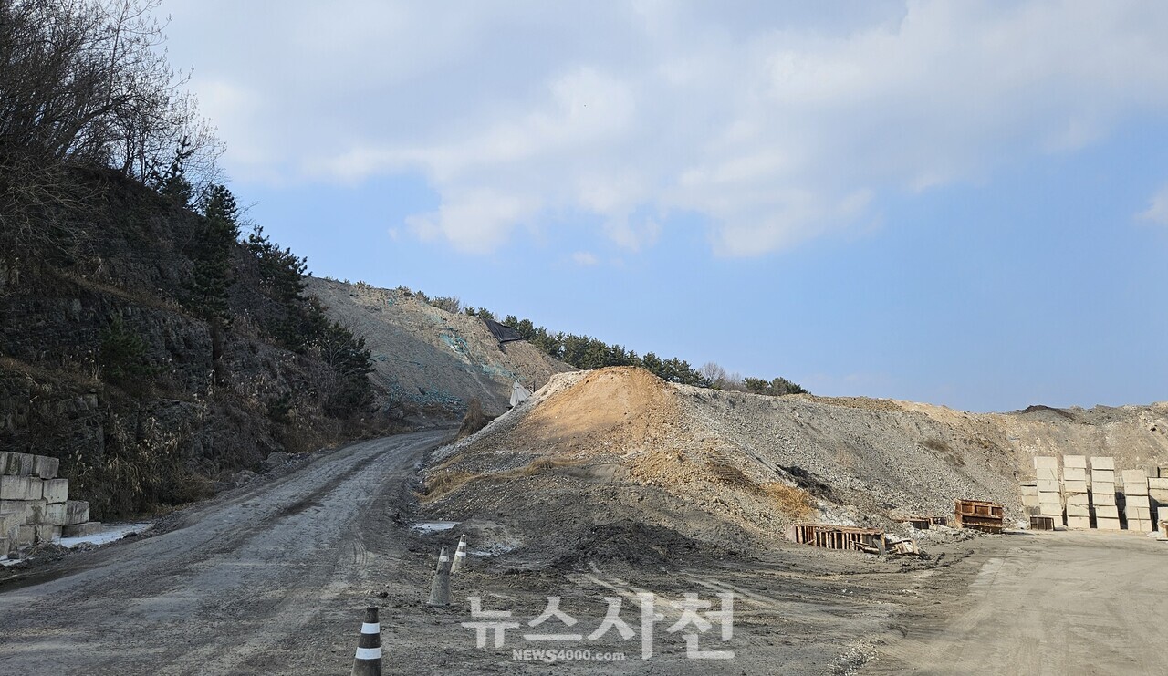 산처럼 쌓인 재생골재 28만 톤···사천시, 행정대집행 수순